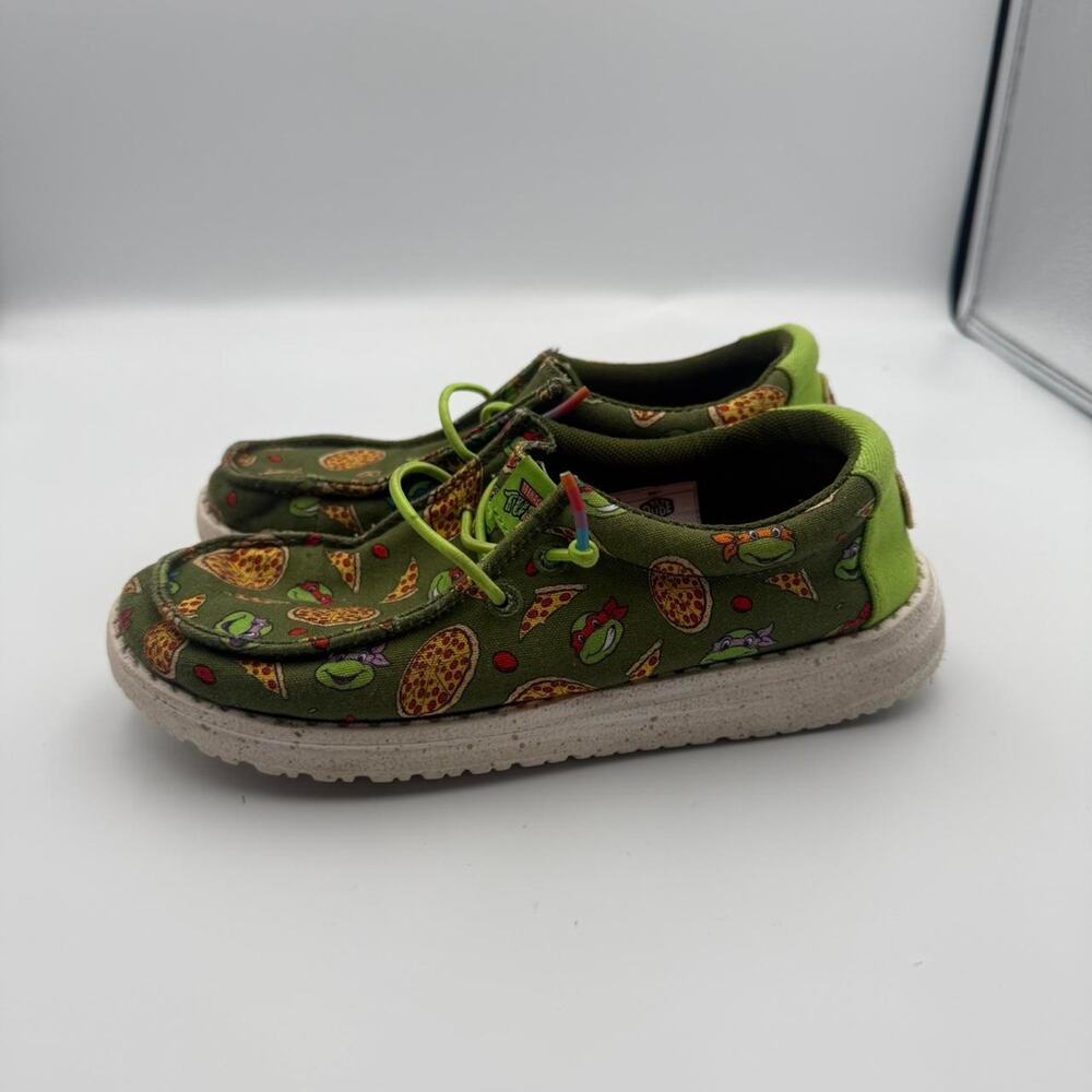 Hey Dude x Teenage Mutant Ninja Turtles Wally Size 1 Slip On Shoes Pizza TMNT